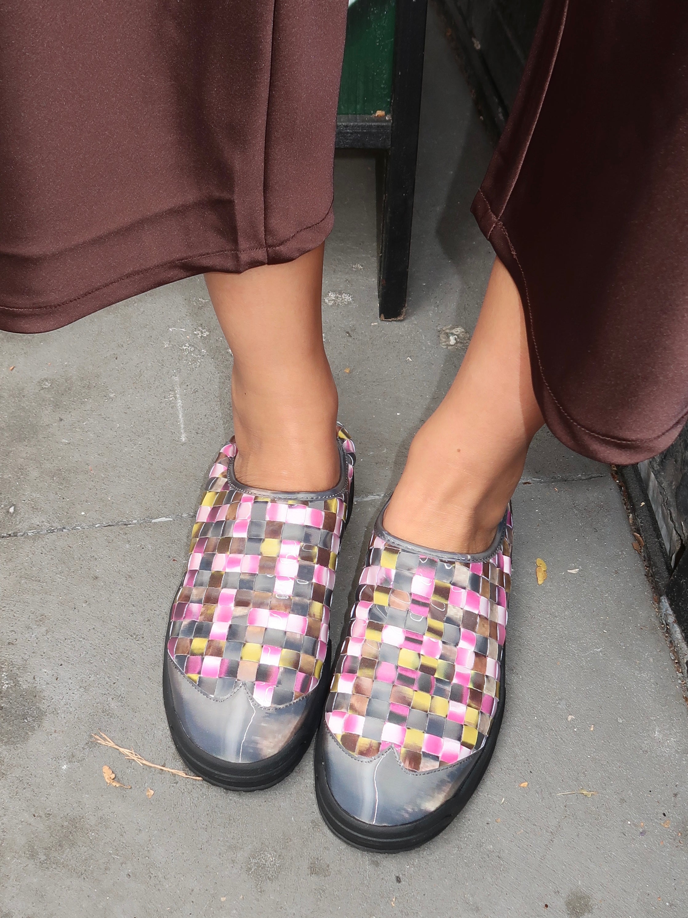 Lenticular Woven Clog in Pink/Green