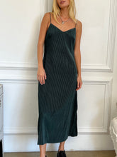 Load image into Gallery viewer, Samantha Velvet Maxi Dress in Hunter Green
