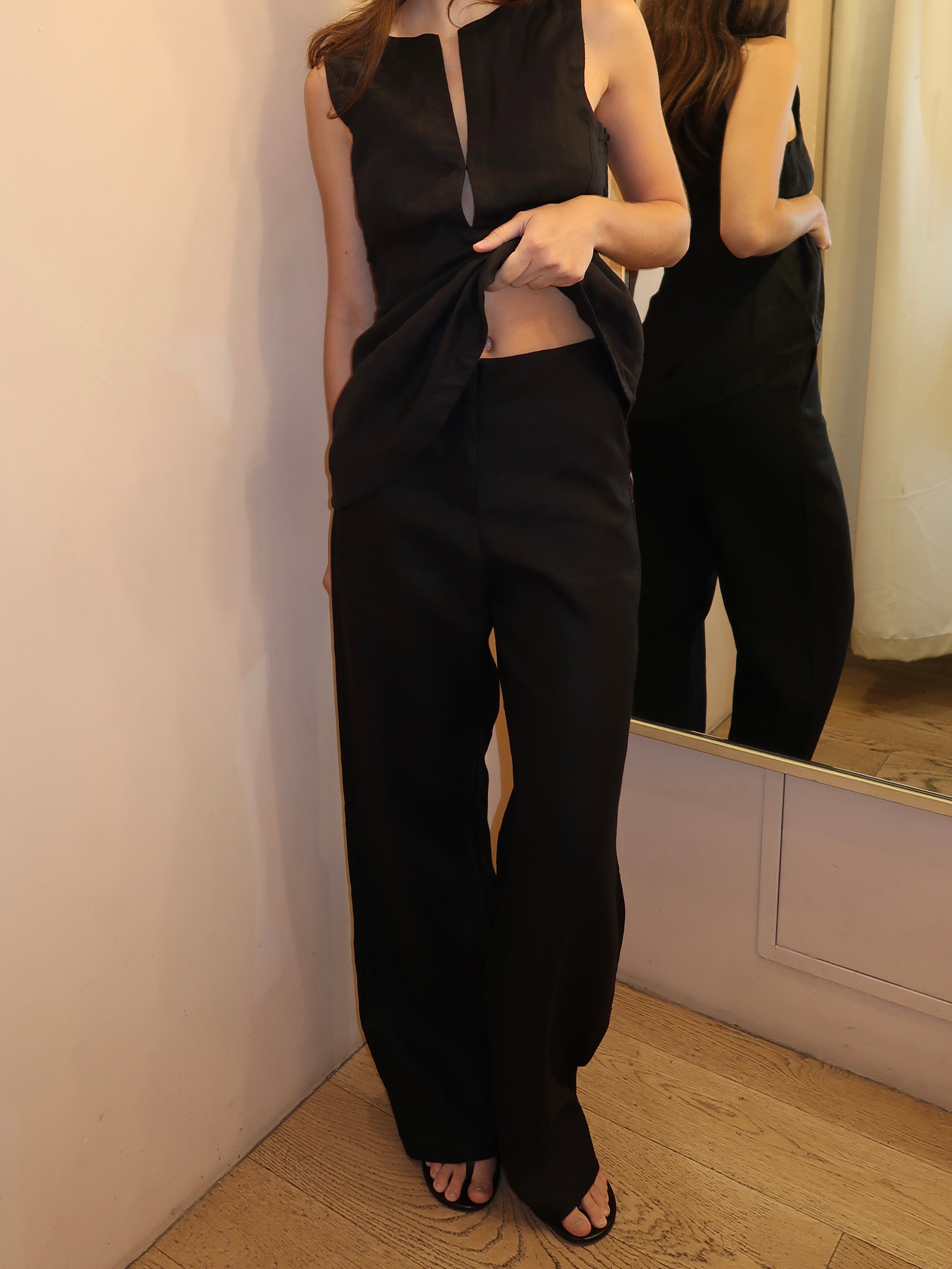 Sanne Pant in Black