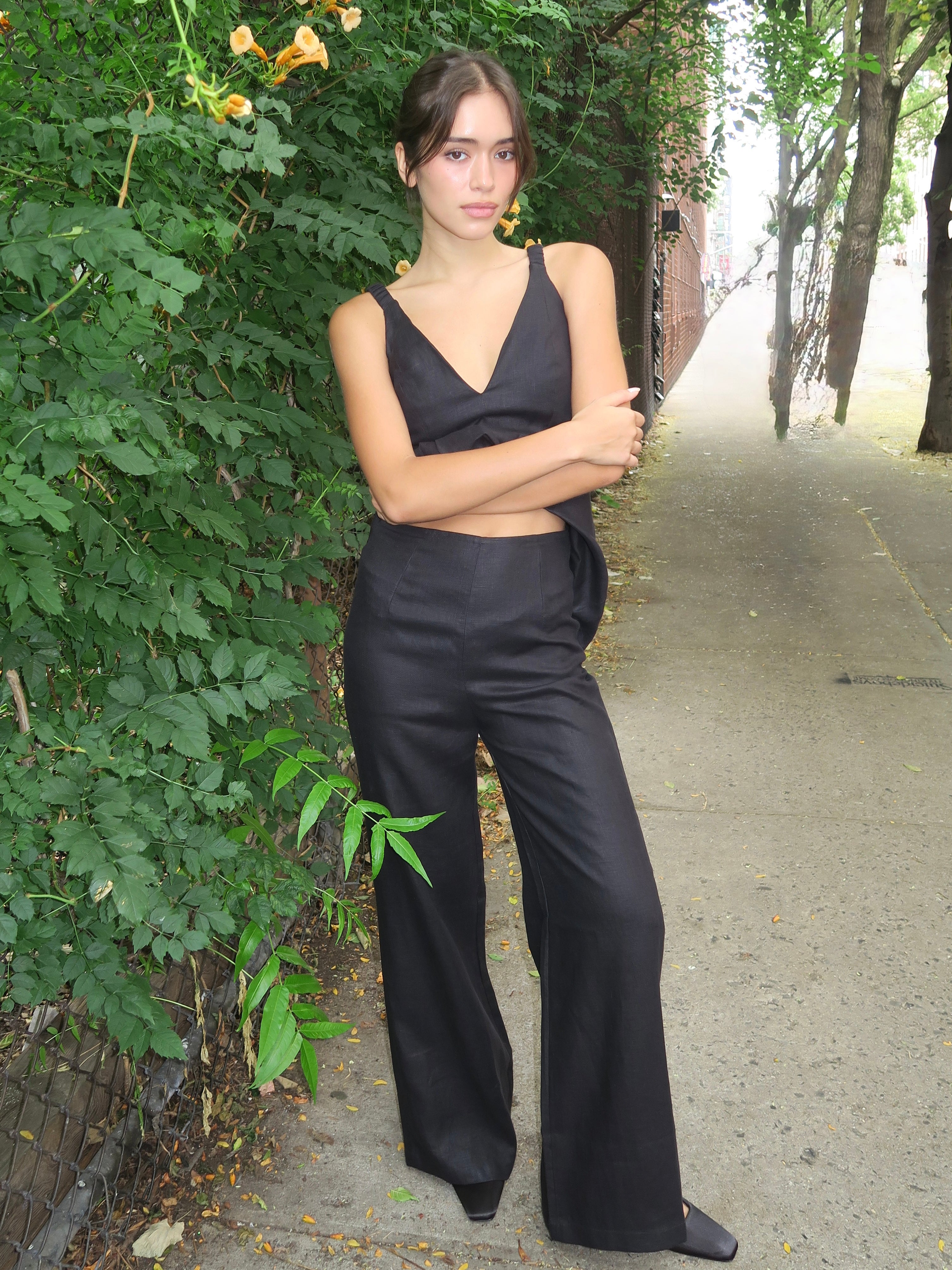 Syna Pant in Black