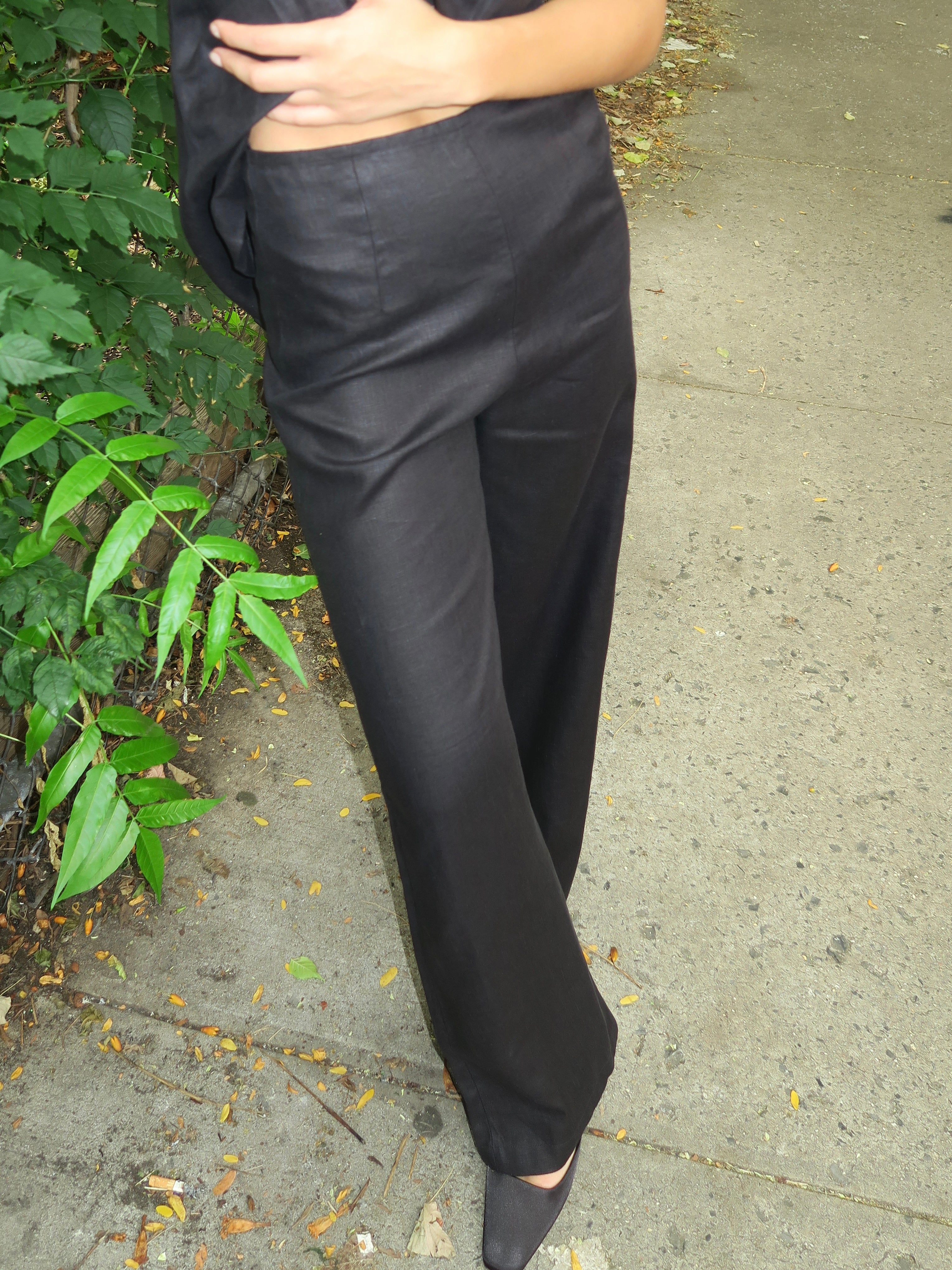 Syna Pant in Black