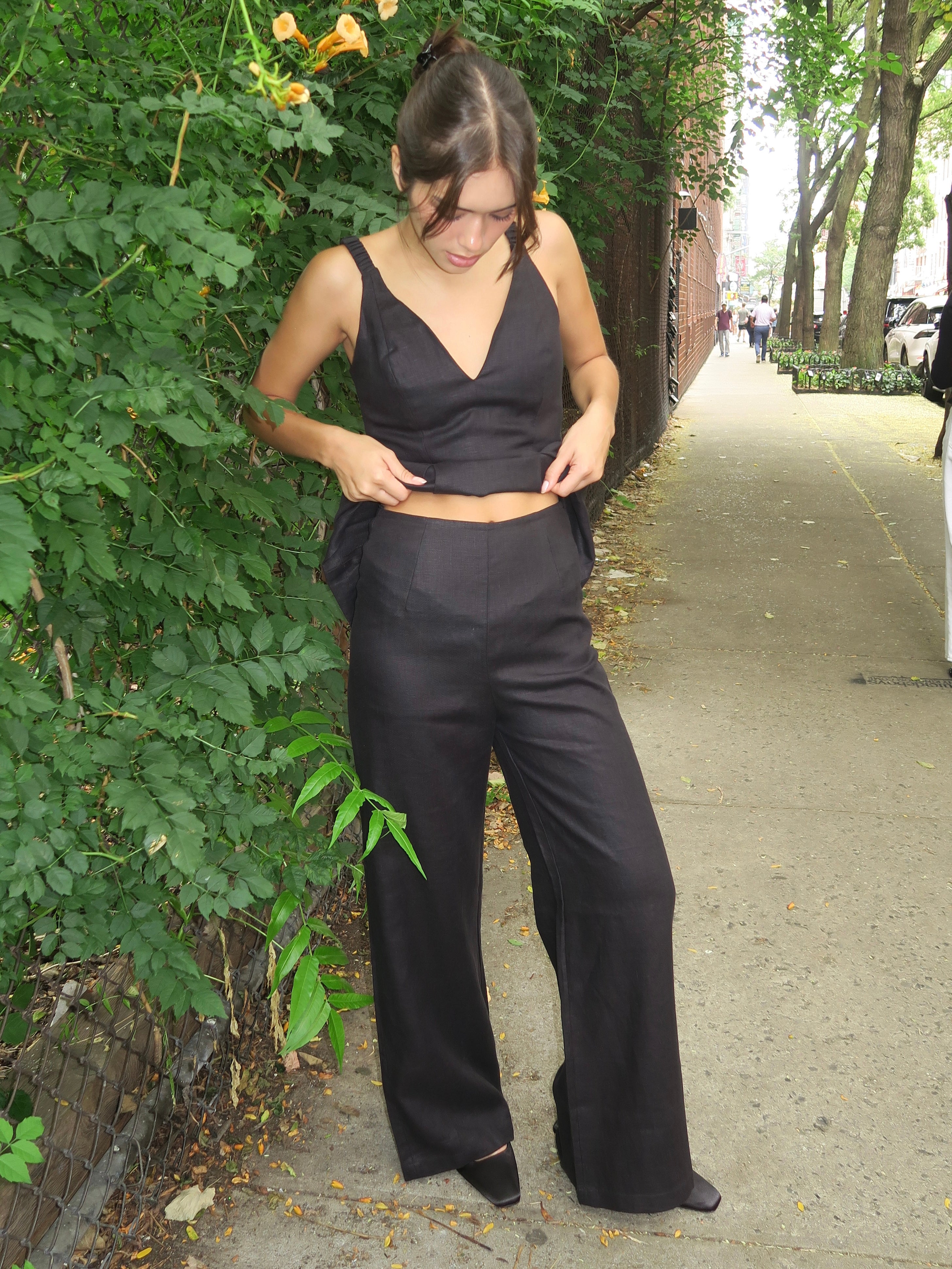 Syna Pant in Black