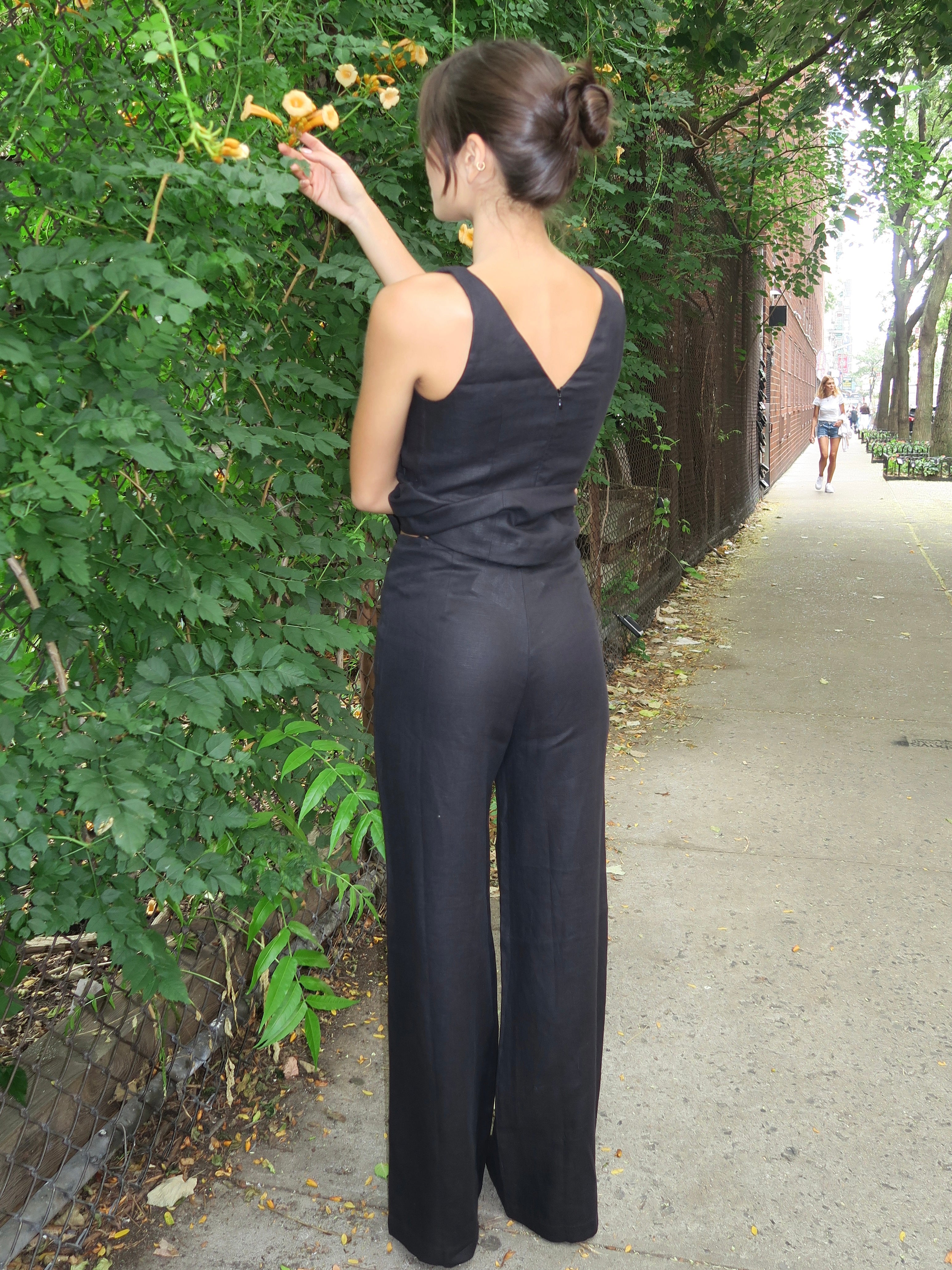 Syna Pant in Black