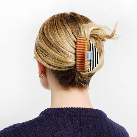 TriSukiClawStripesInHair_470x_57716887-b0f4-4917-bfdd-f274990ffcbd.webp