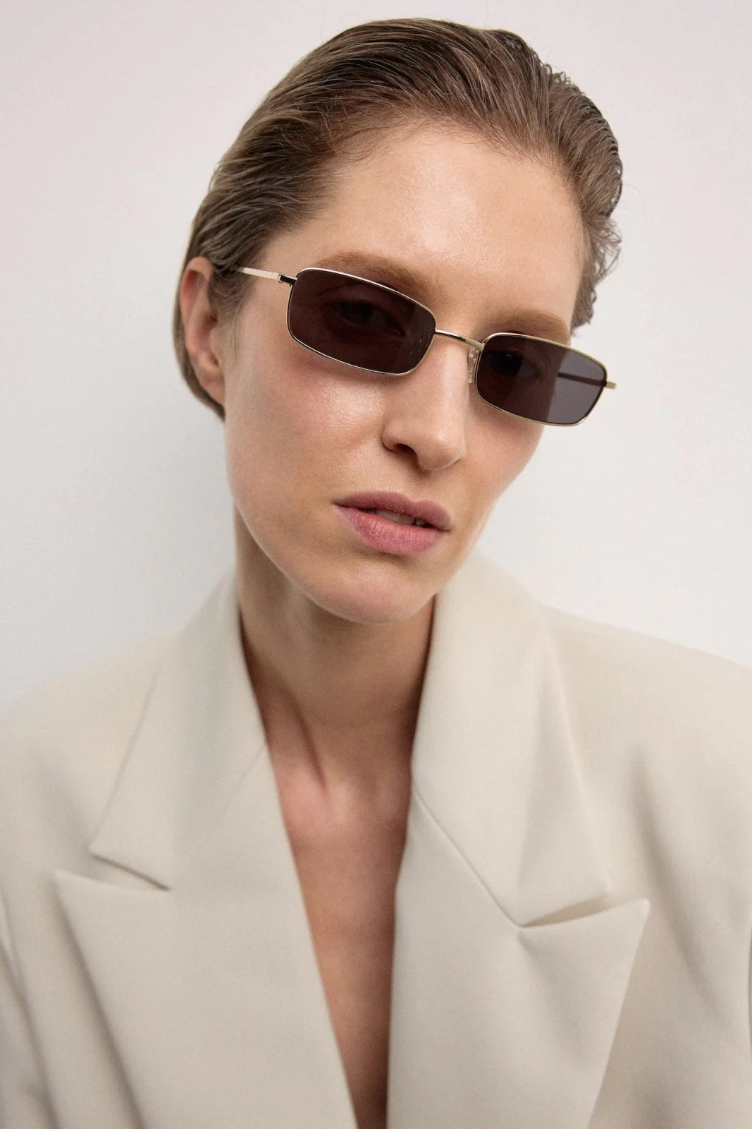 Olsen Sunglasses in Dark Grey Lens