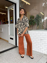 Load image into Gallery viewer, Delora Shirt in La Cateau Print
