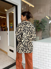 Load image into Gallery viewer, Delora Shirt in La Cateau Print
