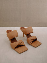 Load image into Gallery viewer, Twist Strap in Camel
