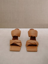 Load image into Gallery viewer, Twist Strap in Camel
