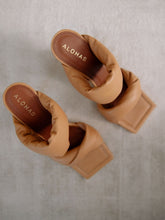 Load image into Gallery viewer, Twist Strap in Camel
