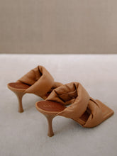 Load image into Gallery viewer, Twist Strap in Camel
