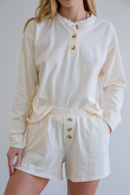 Load image into Gallery viewer, Sweater Henley Short in Creme

