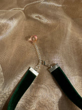 Load image into Gallery viewer, Rosette Choker in Mauve
