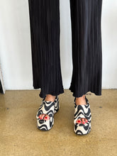 Load image into Gallery viewer, Amazonia Flatforms in Wave Print
